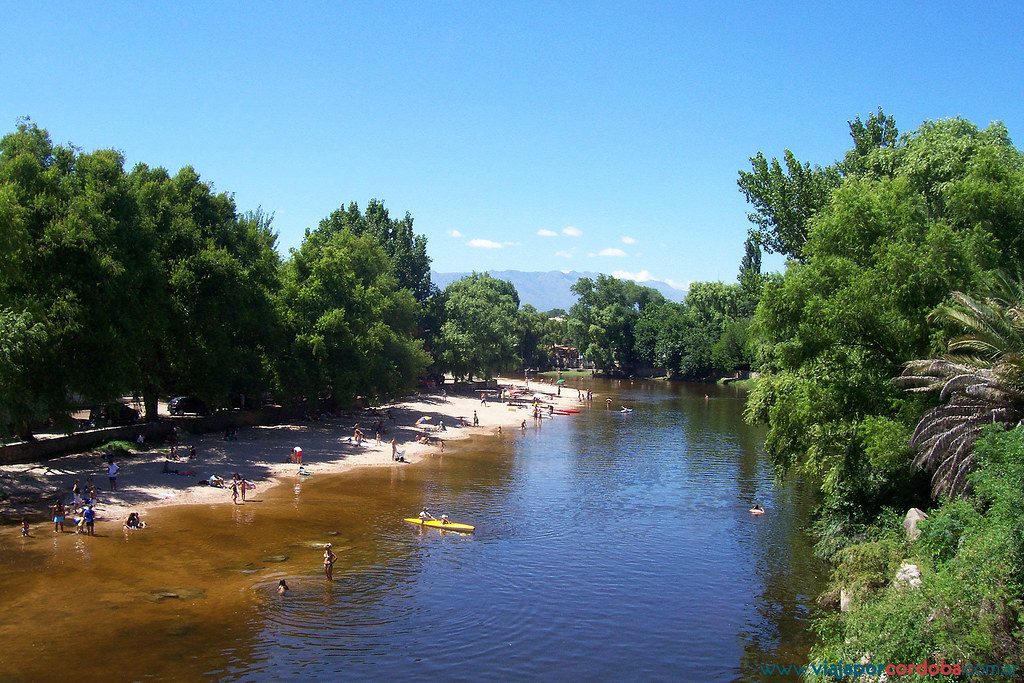 Río con playa de arena en Mina Clavero