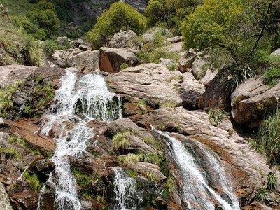 Cascada entre las rocas